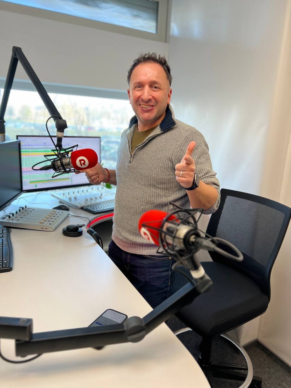 Ernest Alesin RADIO•R studijoje su mikrofonu