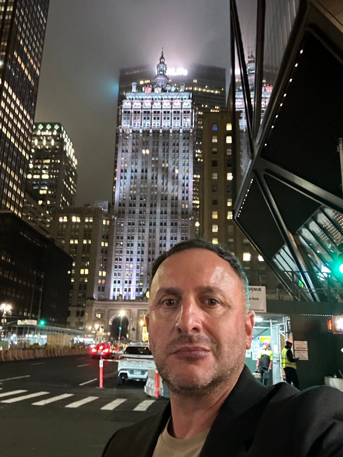 Ernest Alesin Niujorko Midtown gatvėje naktį